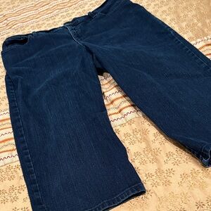 Gloria Vanderbilt Dark Blue Capri Jeans, “Amanda” style, cotton blend, 16